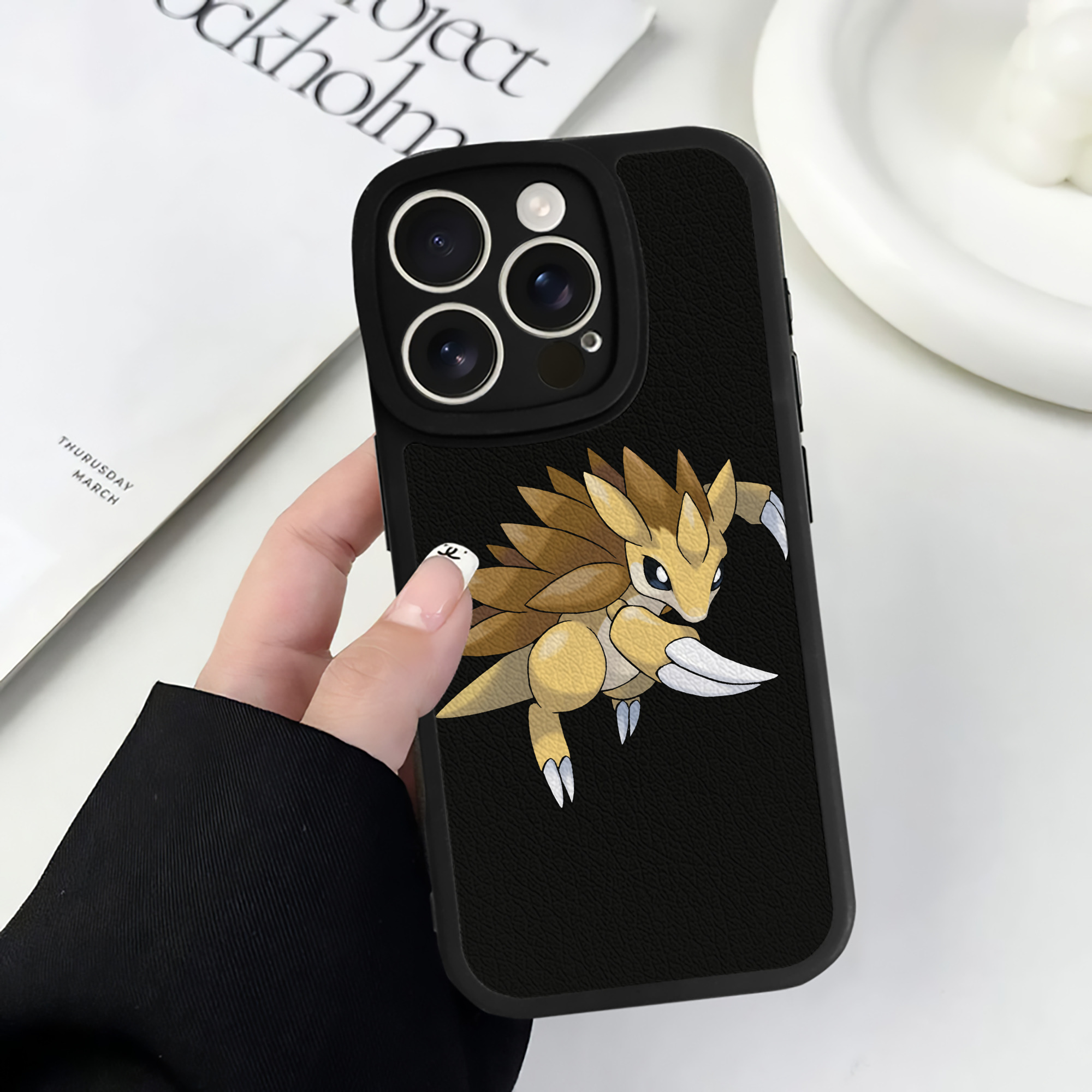 （画像用） ポケットモンスター Pokémon 【iPhone 16シリーズ対応】シリコンスマホケース（レザー調） 材質：シリコン